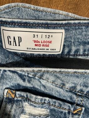 GAP Women's 90 loose Jeans in Light Blue Denim with Frayed Hem Detail